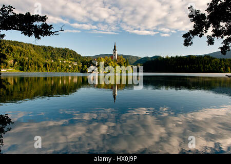 L'isola con l Assunzione di Maria la Chiesa si trova sul lago di Bled nelle Alpi Giulie. Uno della icona della Slovenia. Foto Stock