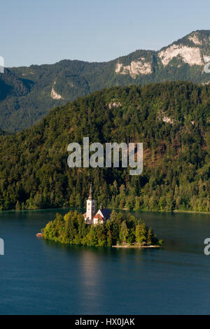 L'isola con l Assunzione di Maria la Chiesa si trova sul lago di Bled nelle Alpi Giulie. Uno della icona della Slovenia. Foto Stock