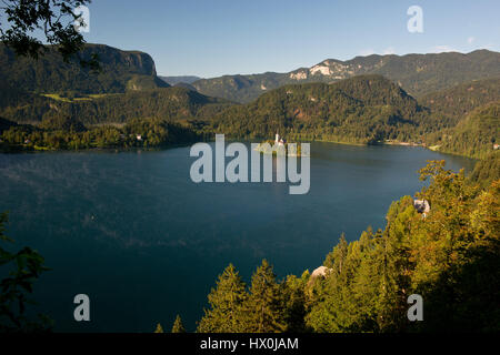 L'isola con l Assunzione di Maria la Chiesa si trova sul lago di Bled nelle Alpi Giulie. Uno della icona della Slovenia. Foto Stock