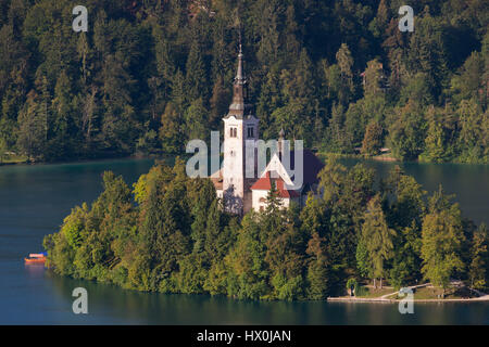 L'isola con l Assunzione di Maria la Chiesa si trova sul lago di Bled nelle Alpi Giulie. Uno della icona della Slovenia. Foto Stock