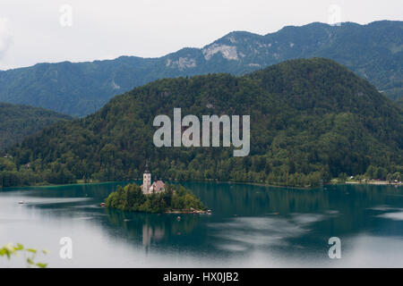 L'isola con l Assunzione di Maria la Chiesa si trova sul lago di Bled nelle Alpi Giulie. Uno della icona della Slovenia. Foto Stock