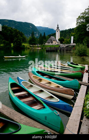 Gruppo di canoe rivolta verso il Giovanni Battista sul lago di Bohinj in Slovenia Foto Stock