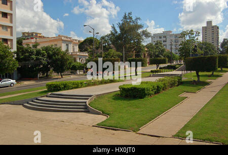 Vista del ornamentali salita a gradini di Avenida Paseo a Vedado, Havana, Cuba Foto Stock