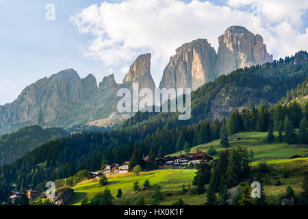 Vista sul Gruppo del Sasso Lungo delle Dolomiti Foto Stock