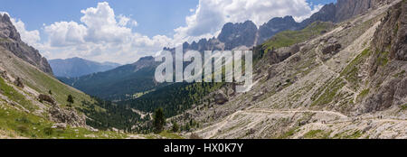 Vista della valle dal rifugio Preuss nelle Dolomiti. Foto Stock