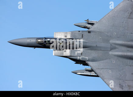 McDonnell Douglas e Boeing F-15E Strike Eagle 96-0204 volare a bordo di coltello' passano così il pozzetto è in piena vista. Foto Stock