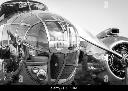 Close up naso vista del B-25 WWII bombardiere Mitchell, in bianco e nero e grafica foto dettagliate dei velivoli frontale con parti del parafango sinistro Foto Stock