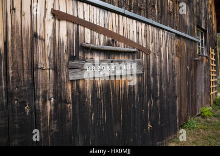 Vista parziale di un vecchio 1859 granaio in legno facciata in estate. Foto Stock