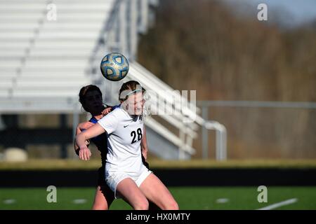 High school player esegue un'intestazione. Foto Stock