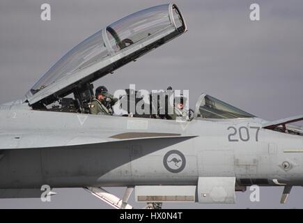 F/A-18F Super Hornet sulla pista di airshow di Avalon, Australia, la tettoia aperta, piloti sventolare. Foto Stock