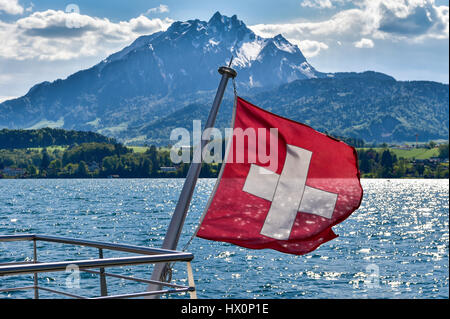 Bandiera svizzera a ringhiera, vista sul Monte Pilatus, Lucerna, Svizzera Foto Stock