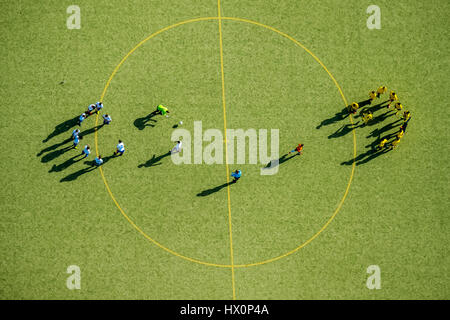 I giocatori di calcio al centro cerchio, campo di calcio, Nord Rhate-Westphalia, Germania Foto Stock