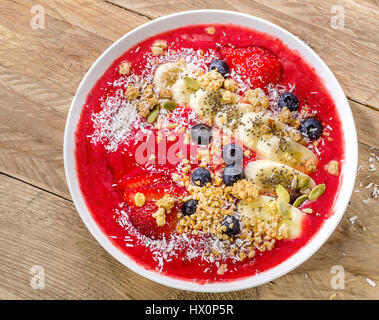 Una sana berry smoothie ciotola e rabboccato con banana, bacche, zucca e semi di Chia. Vista superiore Foto Stock