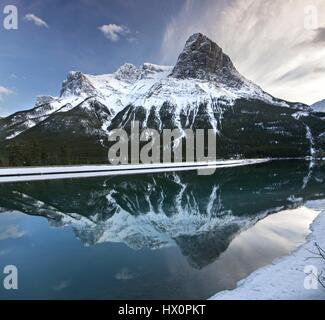 Innevato ha Ling Rocky Mountain Peak, Sunset Landscape Water Reflections. Canmore Kananaskis Banff National Park Alberta Canada Foto Stock