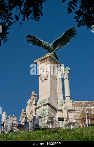 Statua di Torok, un uccello mitologico presso il Castello di Buda a Budapest. Foto Stock