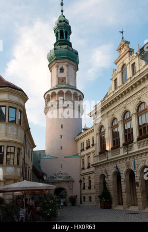 La torre di firewatch nella piazza principale della città vecchia di Sopron nel western oltre Danubio in Ungheria. Foto Stock