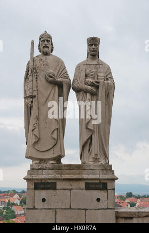 Le statue di Re Stefano I e la Regina Gisela, situato nella città vecchia di Veszprem, ungarian storico villaggio, vicino al Lago Balaton. Foto Stock