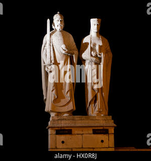 Le statue di Re Stefano I e la Regina Gisela, situato nella città vecchia di Veszprem, ungarian storico villaggio, vicino al Lago Balaton. Foto Stock