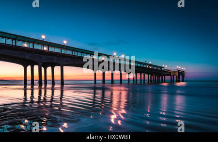 Bournemouth Sunrise su Boscombe Beach Foto Stock