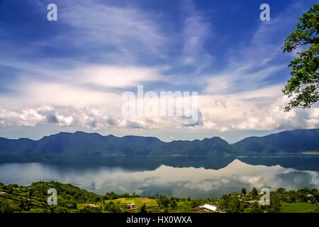 Splendido Lago Maninjao sull'isola di Sumatra in Indonesia Foto Stock