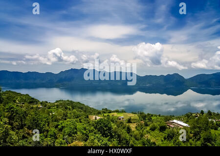 Splendido Lago Maninjao sull'isola di Sumatra in Indonesia Foto Stock