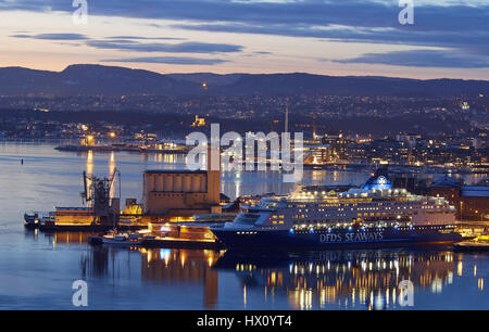 Notte cityscape oltre la zona portuale della capitale norvegese Oslo. Il Copenhagen-Oslo cruise ferry MS perla da DFDS Seaways è in procinto di prendere di f Foto Stock