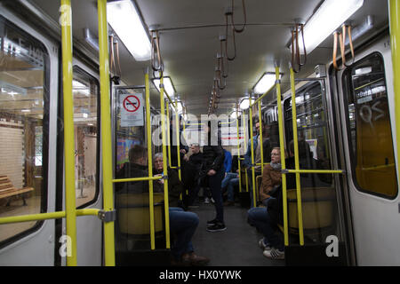 All'interno di un treno della metropolitana sulla Linea1 a Budapest Ungheria Foto Stock