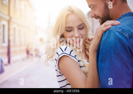 La donna nel suo fidanzato di braccia Foto Stock