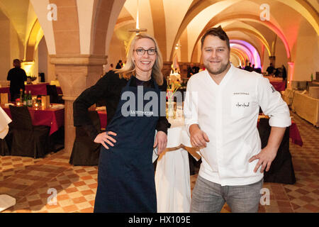 Michelin star chef Anton Schmaus con cibo scrittore Angela Berg Foto Stock