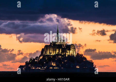 Mont Saint Michel (Saint Michael Mount), Normandia, a nord-ovest della Francia: twilight sopra il supporto Foto Stock