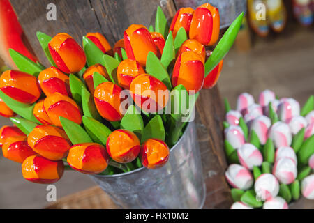 In legno colorato stand di tulipani in piccoli benna nel negozio di souvenir di Amsterdam, Paesi Bassi Foto Stock