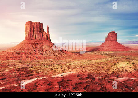 Dai toni dei colori del tramonto su Monument Valley, Stati Uniti d'America. Foto Stock