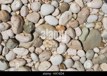 Ciottoli levigati sulla spiaggia in Italia Foto Stock