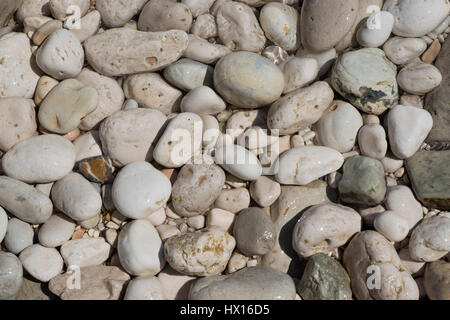 Ciottoli levigati sulla spiaggia in Italia Foto Stock