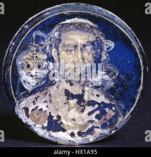 Questo ritratto in vetro d'oro, ospitato nel British Museum, è un manufatto romano che raffigura un uomo di profilo. Il vetro d'oro è stato utilizzato per creare ritratti decorativi e illuminati nell'antichità, spesso associati a contesti funerari e status d'élite. Foto Stock