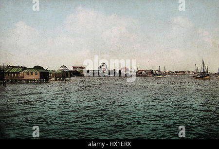 Evpatoria, situata sulla penisola di Crimea, è una città con una ricca storia. Nel 1916, durante la prima guerra mondiale, fece parte dell'Impero russo. La regione ha visto molte trasformazioni storiche, dagli antichi insediamenti greci all'era sovietica, riflettendo una miscela di diverse influenze culturali nel tempo. Foto Stock