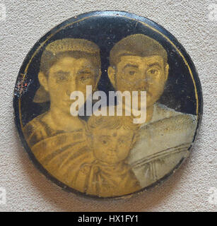 Il Ritratto di famiglia in vetro d'oro, ospitato nella Biblioteca Vaticana, è un raro esempio di lavorazione del vetro romano del IV secolo d.C. Il pezzo presenta un dettagliato ritratto di famiglia con foglia d'oro, che offre informazioni sull'arte romana, l'artigianato e le raffigurazioni personali durante il tardo Impero Romano. Foto Stock