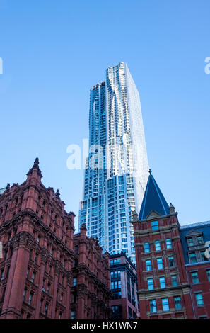 8 Spruce Street, un ultra-moderno grattacielo dietro i vecchi edifici tradizionali di New York il Quartiere Finanziario Foto Stock