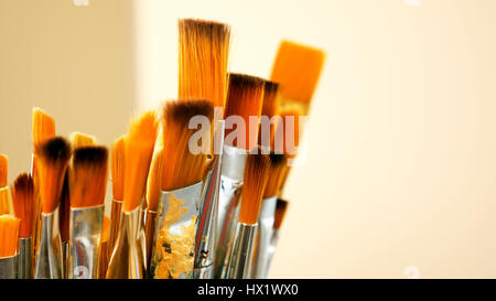 Set di pennelli per dipingere close-up. Art Studio concetto. Foto Stock