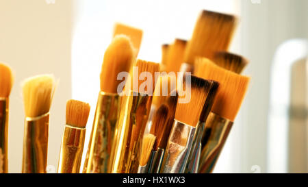Set di pennelli per dipingere close-up. Art Studio concetto. Foto Stock