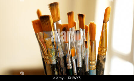 Set di pennelli per dipingere close-up. Art Studio concetto. Foto Stock