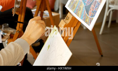 Donna artista disegna uno schizzo a matita in art studio Foto Stock