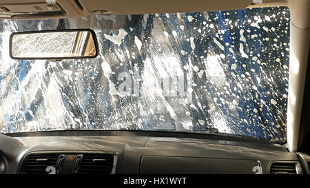 Automatic tunnel car wash. Vista dall'interno. Foto Stock