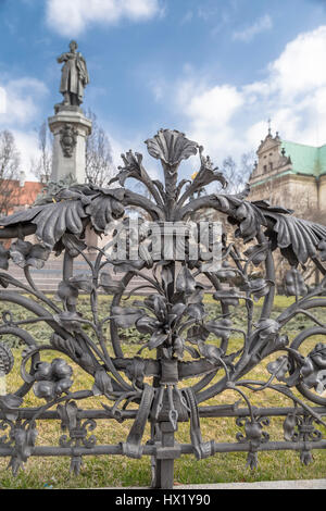 Griglia di frammento di monumento a Adam Mickiewicz. Varsavia. Polonia Foto Stock