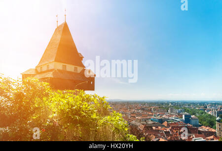 La torre dell orologio sul Schlossberg nel austian città di Graz Foto Stock
