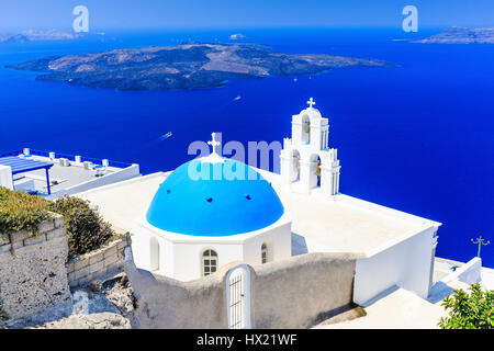 Santorini, Grecia. Blu cupola chiesa San Spirou in Firostefani village. Foto Stock