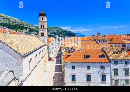 Dubrovnik, Croazia. Famosa Placa (Stradun) via dalle mura della città. Foto Stock