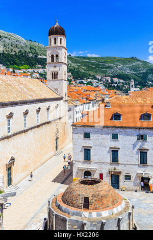 Dubrovnik, Croazia. Famosa Placa (Stradun) street e l'Onofrio di Trevi. Foto Stock