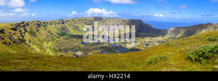 Rano Kau cratere del vulcano in Isola di Pasqua vista panoramica, Cile Foto Stock