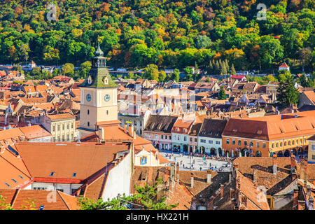 Brasov, Romania. Tetti di piazza della città vecchia (Piata Sfatului) Foto Stock